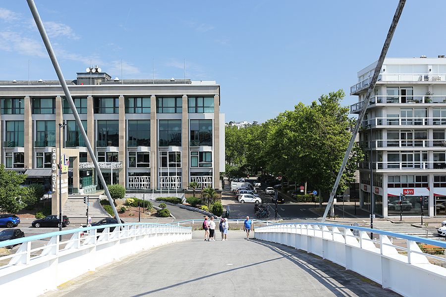 passerelle du Bassin du Commerce, ou passerelle Le Chevalier, architecte Guillaume Gillet, avec Gérard Du Pasquier