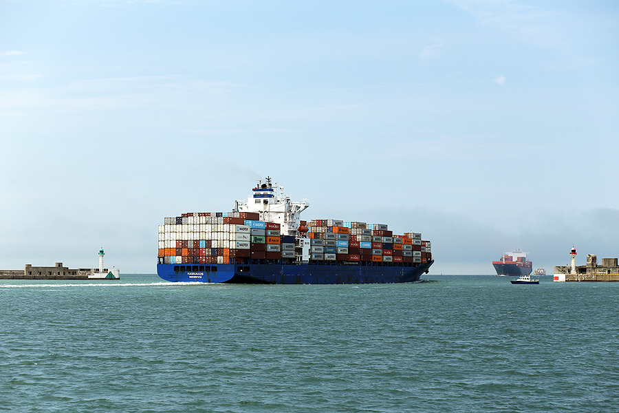 bavire de transport de conteneurs entrant dans le port du Havre, en Normandie.