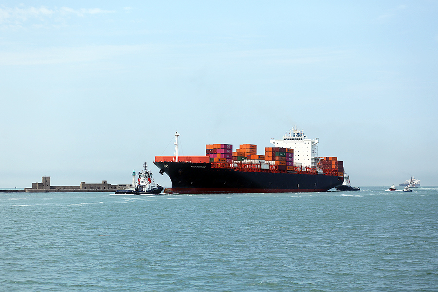 porte-conteneurs entrant dans le port du Havre, en France