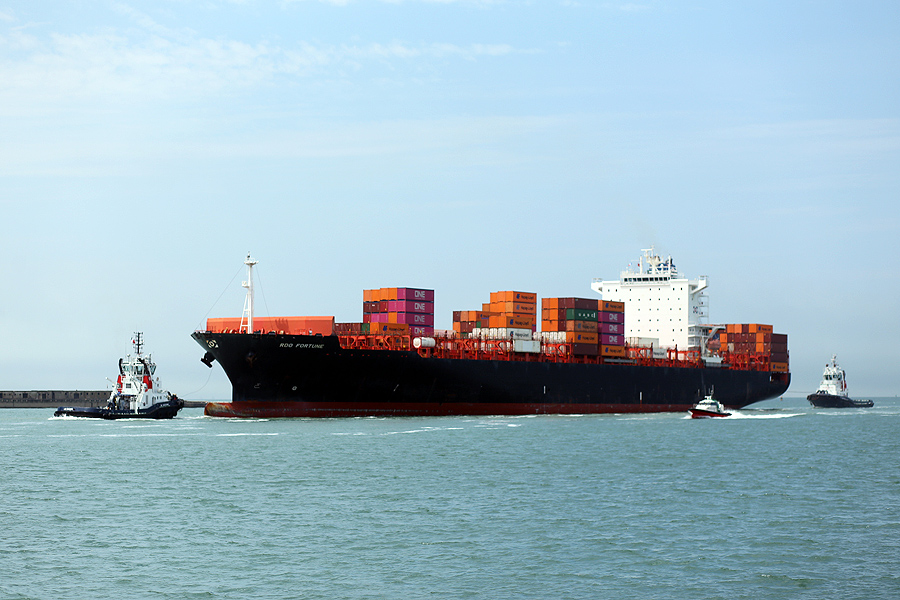 porte-conteneurs arrivant au havre, photographie contemporaine europeenne