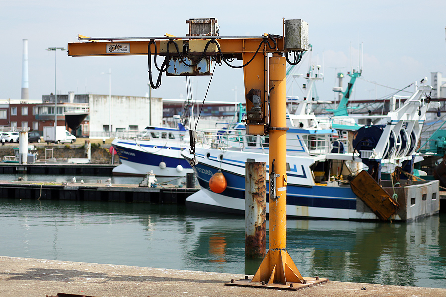 reportage photo le havre porte de peche potence portuaire sur colonne ou grue de quai
