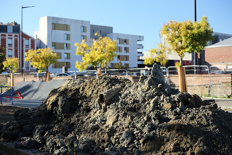 Le Havre en plein soleil, photographie urbaine contemporaine entre voirie en chantier, circulation et transformation de la ville