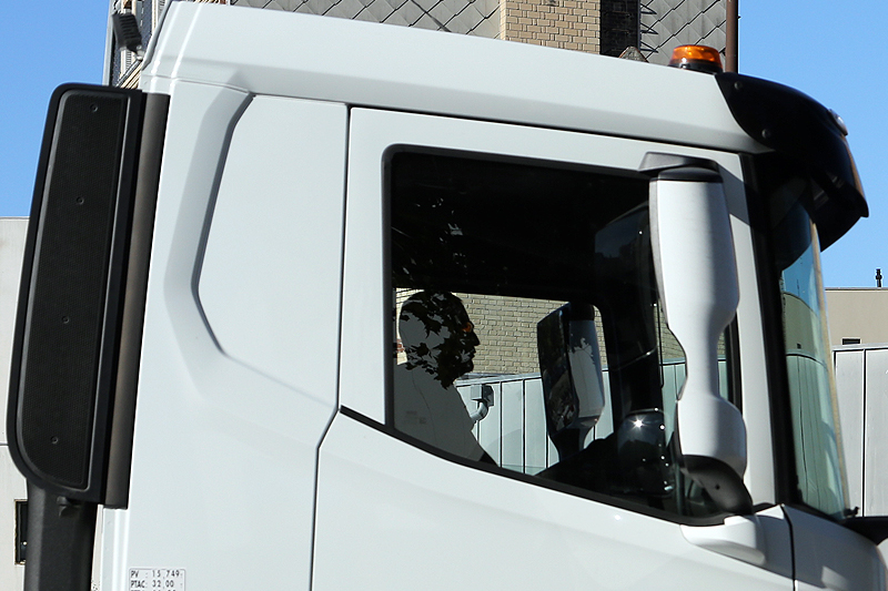 Le Havre, photographie urbaine contemporaine d’un chauffeur routier au volant dans les rues de la ville