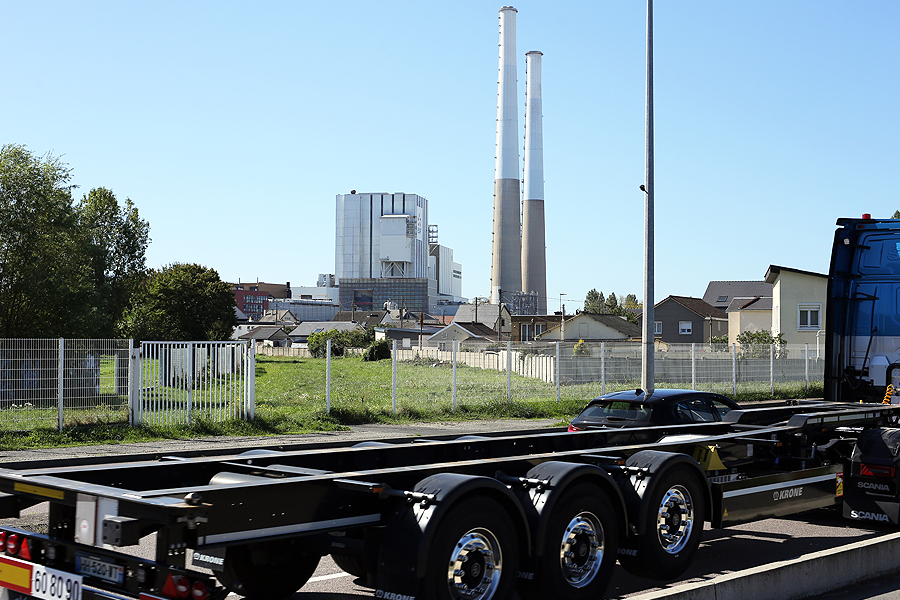 Le Havre, un camion passe avenue du 16ème Port devant les cheminées de la centrale thermique EDF, dans le paysage industriel