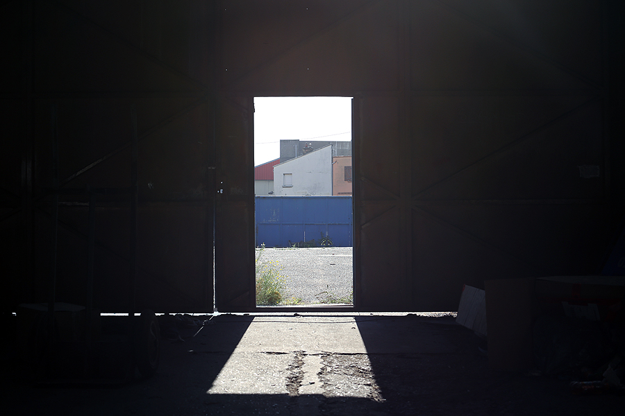 Le Havre, intérieur d’une ancienne entreprise de constructions métalliques désaffectée, vaste espace industriel photographié dans son état actuel