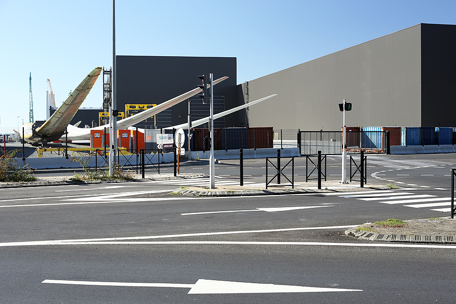 Le Havre, immenses pales d’éoliennes offshore alignées sur le site industriel de Siemens Gamesa