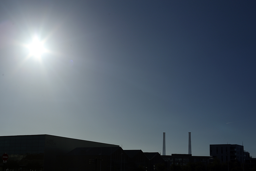 Le Havre, silhouette de la zone industrielle et cheminées de la centrale thermique EDF en contre-jour, dans une photographie contemporaine du paysage industriel