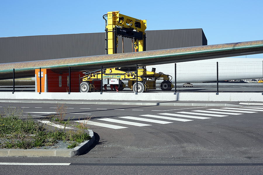 Le Havre, engin automoteur de manutention transportant une pale d’éolienne offshore devant le site industriel de Siemens Gamesa