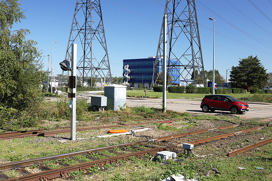 Le Havre, près de l’avenue du 16ème Port, grands pylônes, voiture à l’arrêt et voies du Réseau Ferré Portuaire exploité par HAROPA PORT