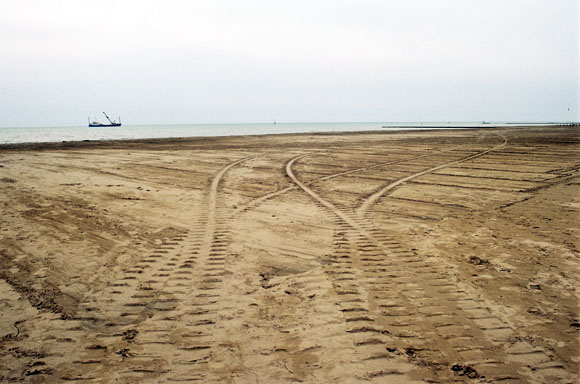 Lignano Sabbiadoro, spiaggia e rimorchiatore a gennaio