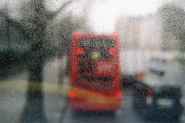 Londra pioggia a marzo bus double decker