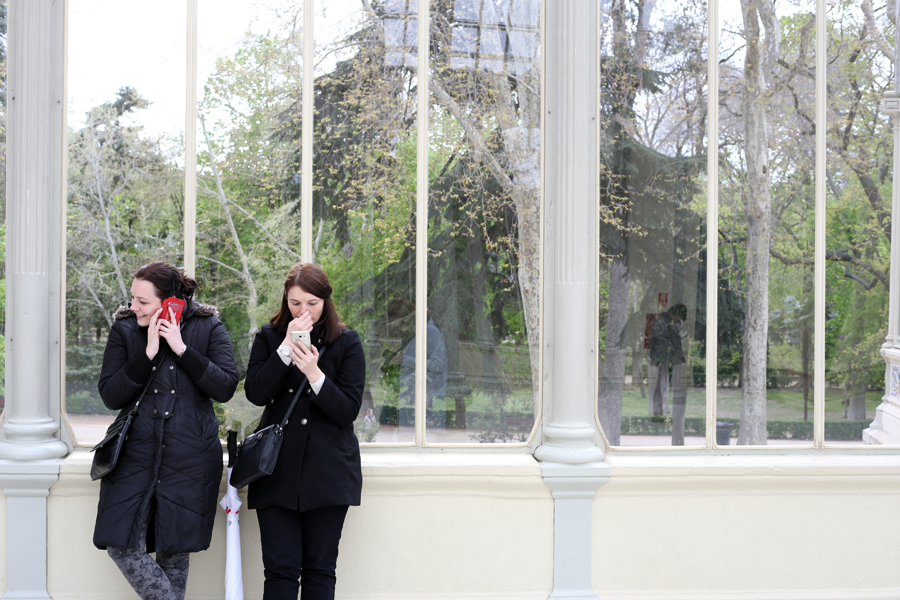 madrid ragazze erasmus palais cristal smartphone
