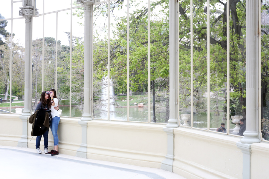madrid parque retiro selfie chicas