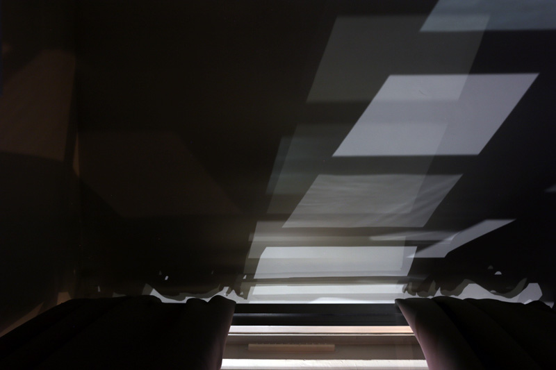 ombre e giochi di luce sul muro della stanza