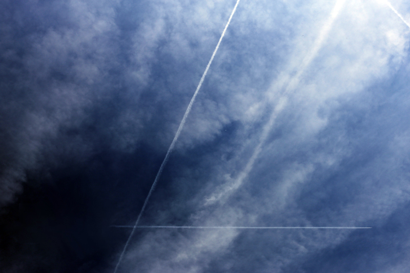 cielo blu scuro scie condensazione aerei