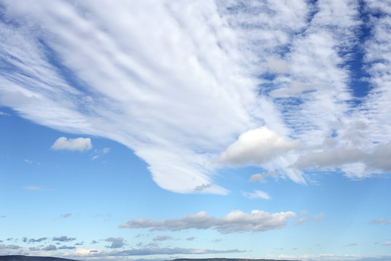 nuvole e cielo azzurro a maggio