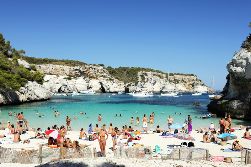 spiaggia paradiso alle baleari acqua trasparente