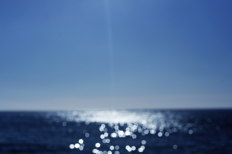 raggio di luce e acqua luccicante di sole al amre