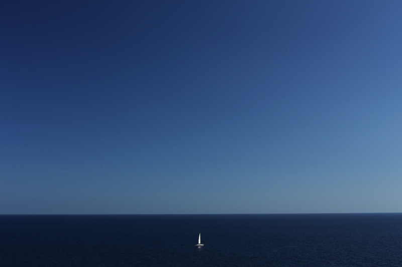 barca a vela orizzonte mare aperto
