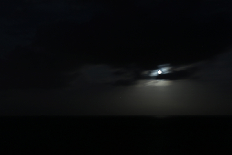 superluna sul mare di notte estate
