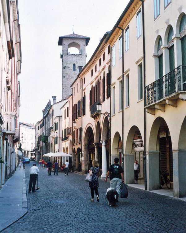 padova portici e via del centro a maggio