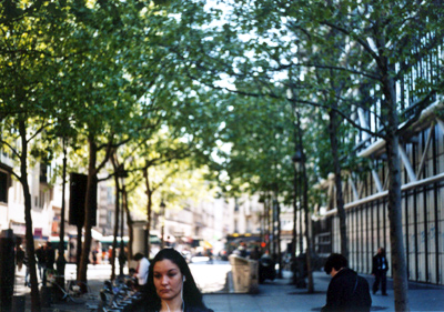 ragazza passeggia a parigi vicino centre pompidou