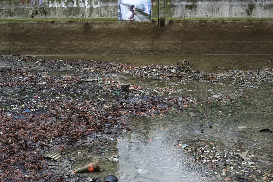 Bouteilles dans le Canal Saint-Martin, Paris