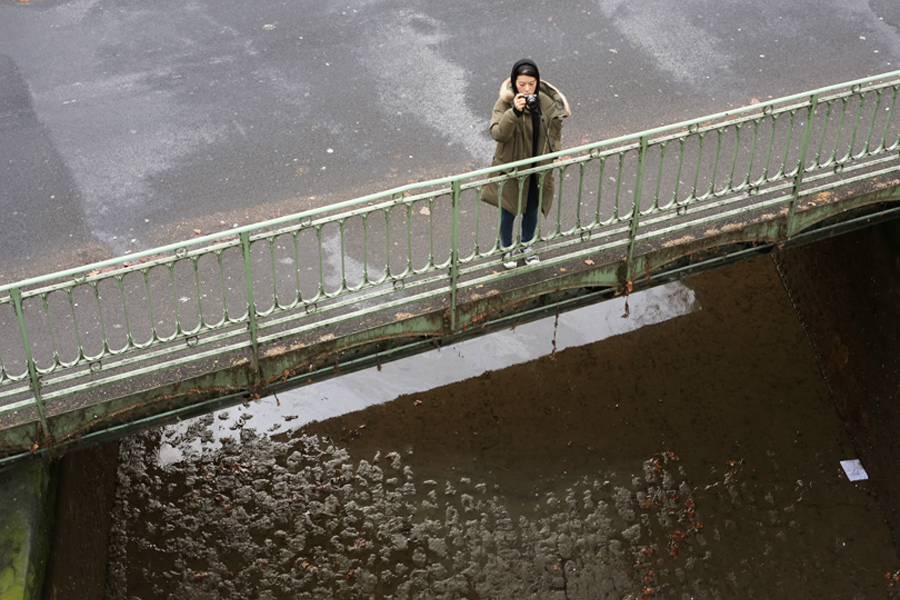 Un fille au Canal Saint-Martin, Paris