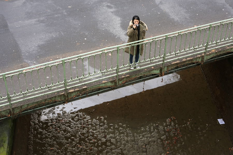 Un fille au Canal Saint-Martin, Paris