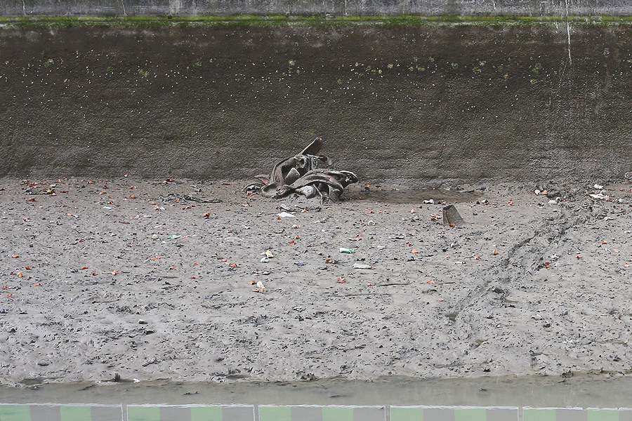Profondeur du canal Saint-Martin, nage dans le canal Saint-Martin et déchets jetés dans l’eau