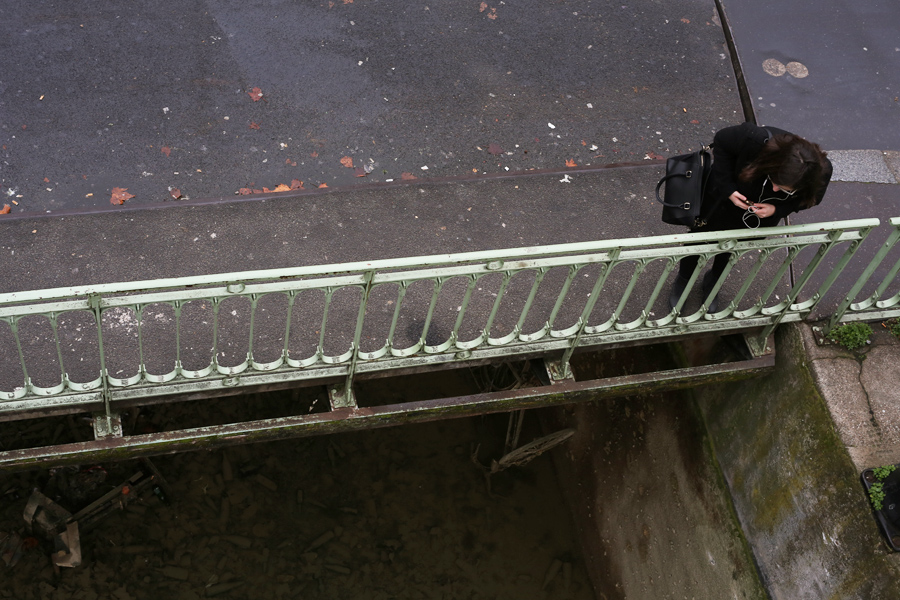 Canal Saint-Martin, Paris - une fille regarde les travaux