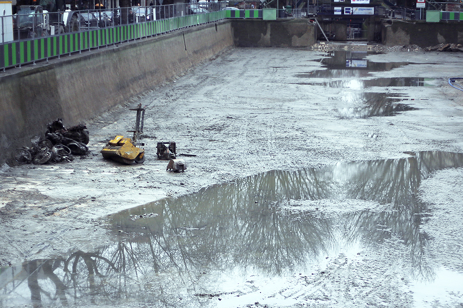Objets, déchets et détritus dans le canal Saint-Martin