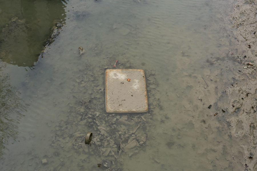 Canal Saint-Martin, un matelas dans le Canal