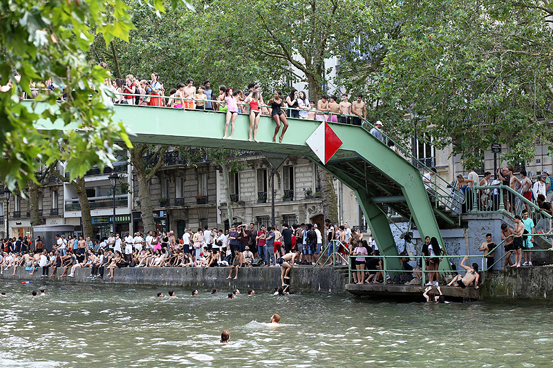 parigi caldo eccezionale allerta rossa tuffi canal saint martin