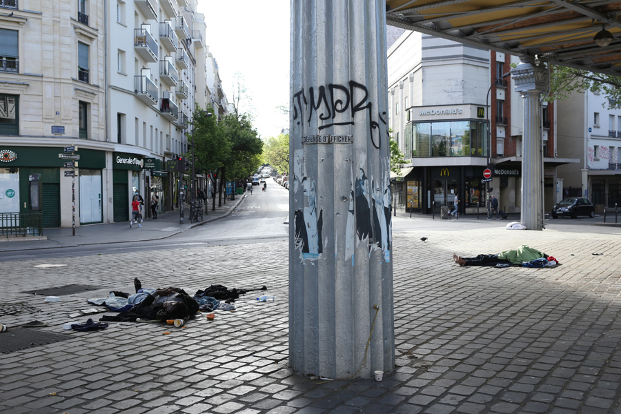 paris clochard, sans abri, sans papiers dans la rue à stalingrad, la villette