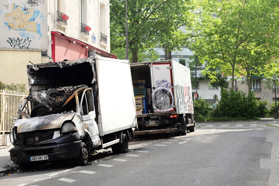 paris camionette brulée confinement