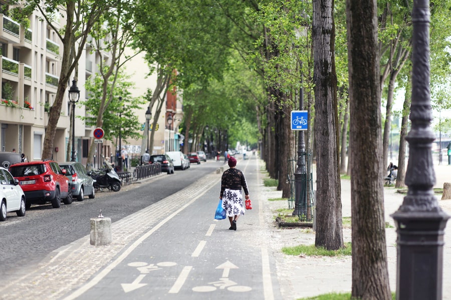 parigi una donna da sola cammina