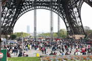 small Parigi, ragazze alla Tour Eiffel