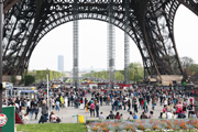 thumbnail Paris, filles à la Tour Eiffel