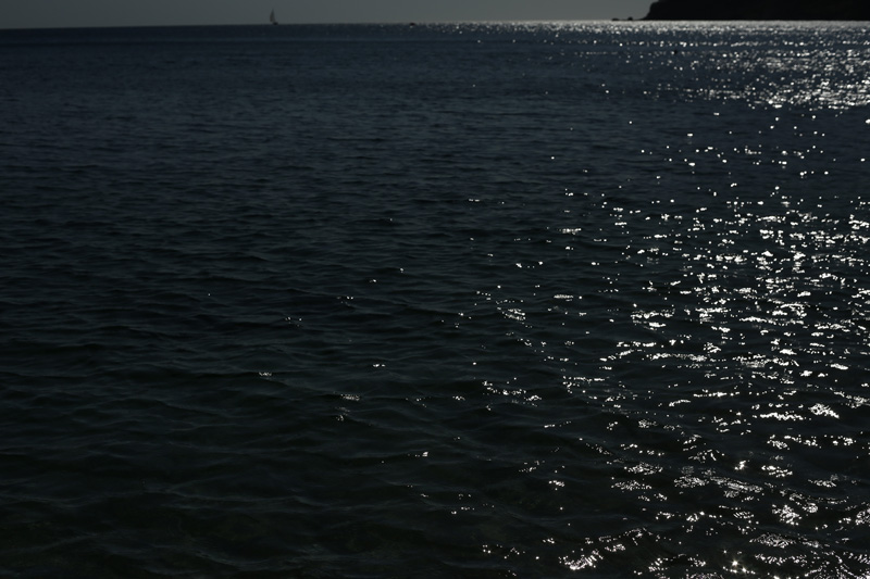 luce abbagliante mare controluce foto di paesaggio