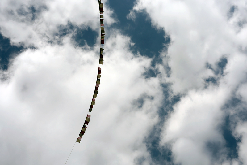 bandierine appese contro il cielo