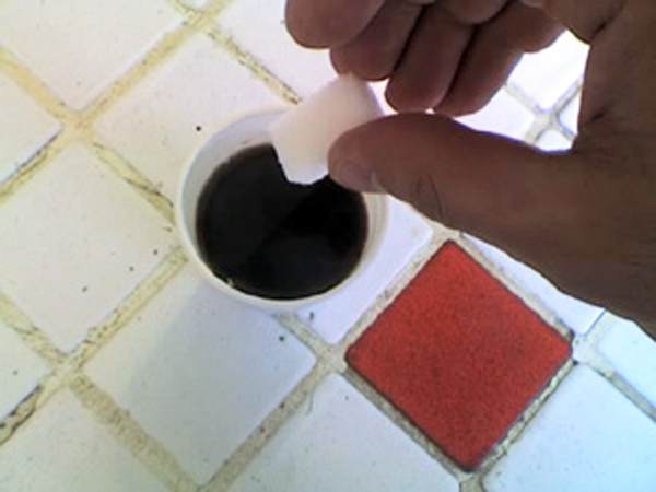 mano femminile tazzina caffè