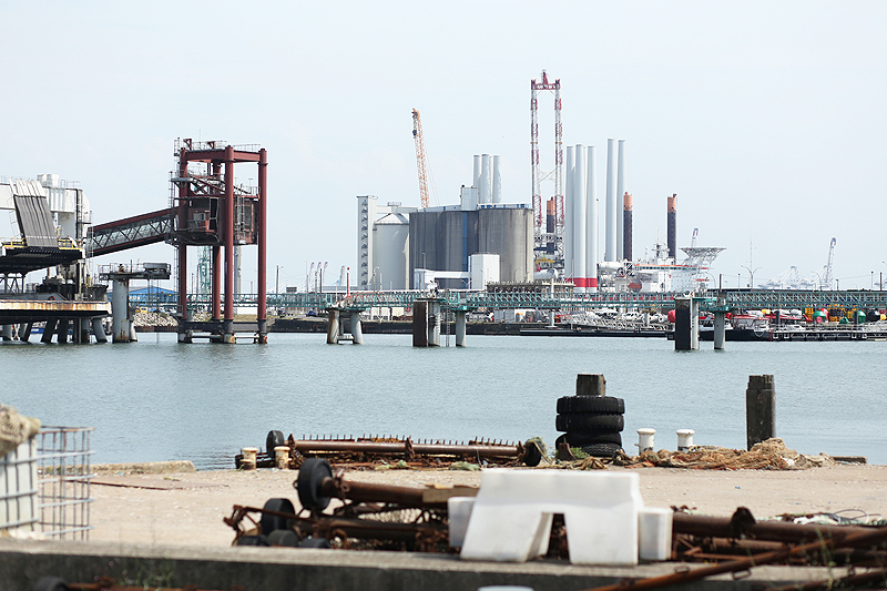 Zona industriale e portuale di Le Havre normandia con banchine, gru e terminal container